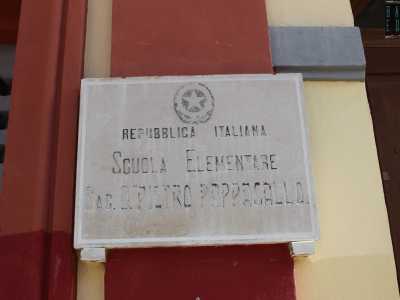...che nel Dopoguerra fu intitolato al sacerdote terlizzese e martire delle Fosse Ardeatine don Pietro Pappagallo. Il nome di un oppositore del regime per una scuola che di �fascista�, almeno nell�aspetto, ha sempre avuto ben poco